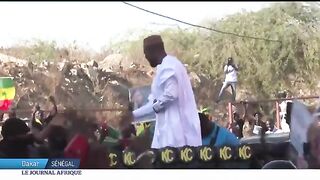 Des_migrants_africains_errent_dans_le_désert_entre_la_Tunisie_et_la_Libye(360p). 2