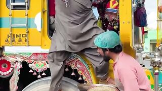 Burkhey me chupy bakri chor wait for end 2