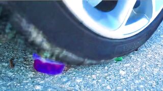 Esmagando coisas crocantes e macias de carro! CARRO EXPERIMENTAL vs BALÃO DE ÁGUA GIGANTE ORBEEZ 5