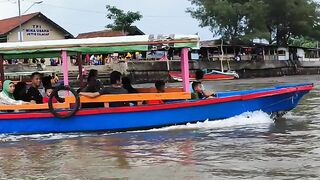 Wisata Keliling perbatasan laut dengan sungai di pantai Logending