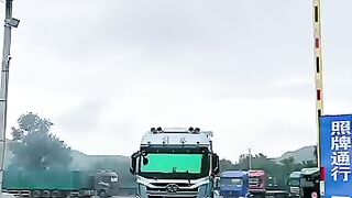 China Beautiful driver princess Yang Xiaoying inaugurated the new truck (subtitles)