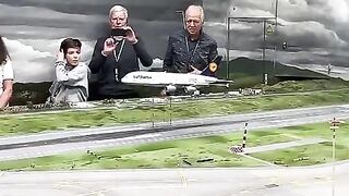 Lufthansa_Airbus_model_failed_landing_????✈️_#modelbuilding_#planespotting_#modelplane(480p). Upload