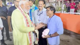PM Modi interacts with creator of 'Modi Mask' in Patna _ #shorts