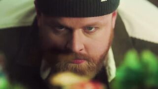 Tom Walker - Head Underwater (Официальное видео)(720P_HD).