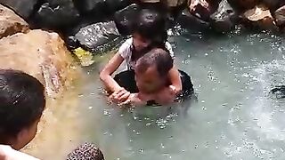 اطفال يمرحون