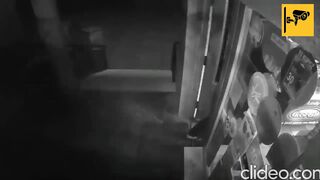 The stupidest theft caught on cam