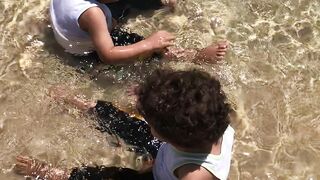 اطفال توم يلعبون في البحر