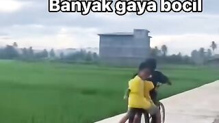 Bocil banyak gaya ....hahaa