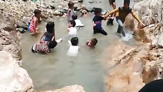 الا اطفال يلعبون في بركه الماء فوق الجبل واو
