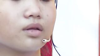 Bé Gái 13 Tuổi Dỗi Mẹ Ra Khách Sạn Clip