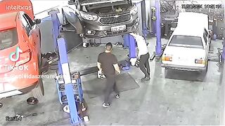 Car mechanic catch gearbox