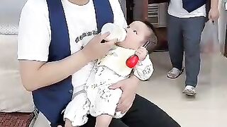 #My daughter can't see her mother_and won't drink milk_I can only use this trick... There's a cute baby at home