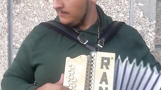 Apreciem esta pequena concertina Ranco nas maos do grande Bryan de Luilhas!