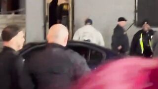 مجرم سعيد للغاية لأن الشرطي الذي ألقى القبض عليه هو أخوه التوأم