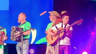 Vila verde com as suas festas de Santo Antonio e grupos de concertinas..
