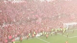 مشهد ملحمي.. جماهير باير ليفركوزن تغزو الملعب احتفالا بلقب الدوري الألماني ⚫️????