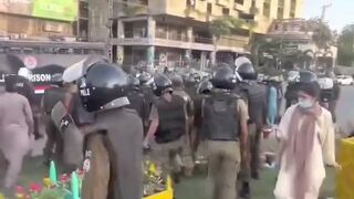 ‏اور کیا چاہیے اے ارضِ وطن تیرے لیے