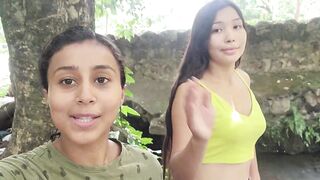 SINDI LAVANDO EN EL RIO.