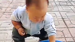 #The_child_plays_with_the_fish_but