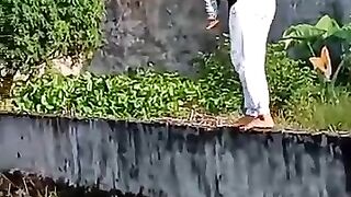 Menjaga anak di atas kolam