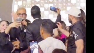 عمرودياب يعتدى على شاب من معجبيه ويصفعه بالقلم