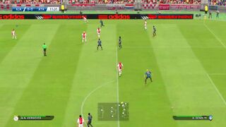 A wonderful cross goal for Ajax and the crowd's madness !!
