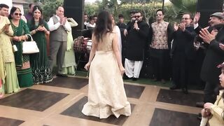 Pakistani beautiful  Dance an Indian song laila main laila _ wedding ceremony_best shadi dance