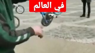 رجل يقود اصغر دراجة هوائية في العالم