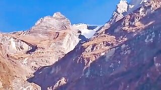 پہاڑوں پر بادل انے کا ایک سلسلہ
