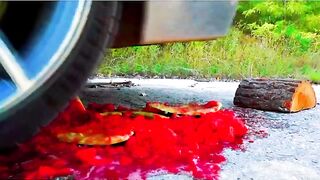 Esmagando coisas crocantes e macias de carro! CARRO EXPERIMENTAL vs Stretch Armstrong 3