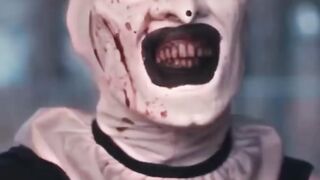 الجميع يعتقد انُه متنكر ???? - Terrifier 2
