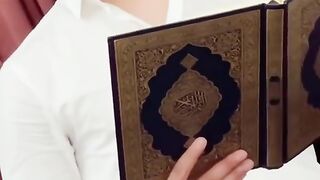 كريستيانو رونالدو يقرأ في المصحف