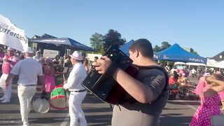 A alegria reina nas ruas com o grande tocador de concertina