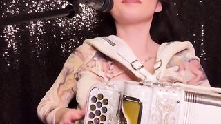 Aqui vai uma bela musica espanhola a maneira.