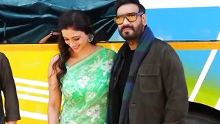 Uff Navel.. Dekh Ke Sabka Nikla ???????? Tabu Flaunts Her Navel In Saree At Kapil Sharma Show.