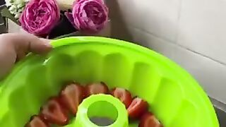 Творожный десерт с клубникой и желе