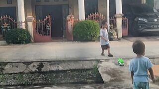 Anak bermain di luar