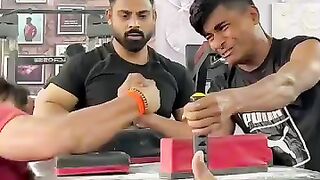ARM WRESTLING WITH 100 KG PLAYER 100KG VS 51KG