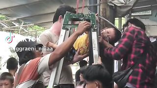 Anak ini kejepit tiang listrik