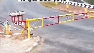 Pengendara motor menabrak palang portal