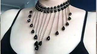 collar con perlas y cadenas.