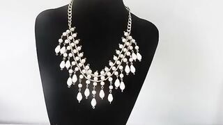 collar de perlas de fantasia.