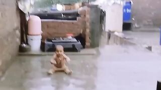 بارش میں بچہ
