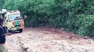 Taxi angkutan pedesaan NTT melewati jalur ekstrim