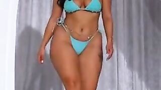Goddess like ???? @bronzedbabeswim  #curvemodel #curvepower #curvestyle #miamiswimweek