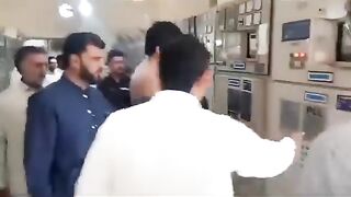 بدترین لوڈشیڈنگ کا توڑ پی ٹی آئی پشاور لیڈرشپ جا کر خود بجلی آن کر دیتے ہیں