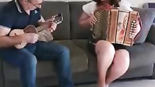 The brilliant Eva Pires accompanied by Fernando with his cavaquinho