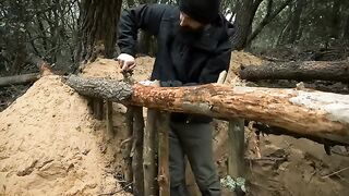 **How to Build a Warm and Cozy Survival Shelter in Sand and Easily Find Food on the Beach**