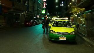 رونى يهزم المصارع بضربة واحدة . فيلم Baaghi للممثل تايغر شروف