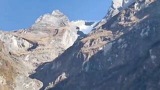 Breathtaking Avalanche at Kapuche Lake Nepal( कपूछे ताल मा हिमनदी)